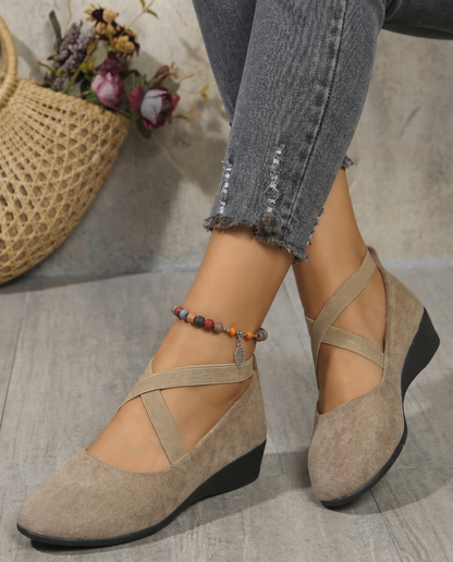 Scarpe Basse con Zeppa e Cinturini Incrociati in Camoscio