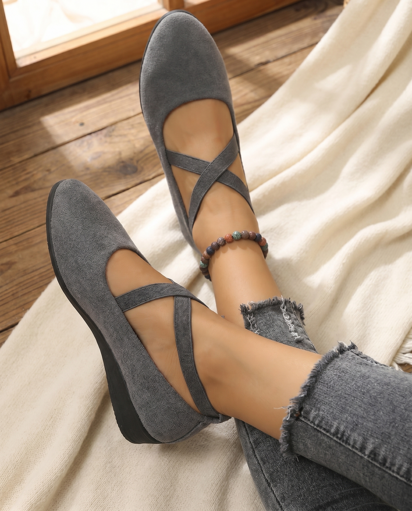Scarpe Basse con Zeppa e Cinturini Incrociati in Camoscio