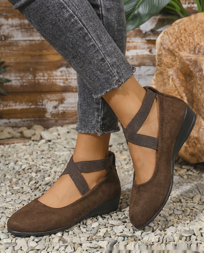 Scarpe Basse con Zeppa e Cinturini Incrociati in Camoscio