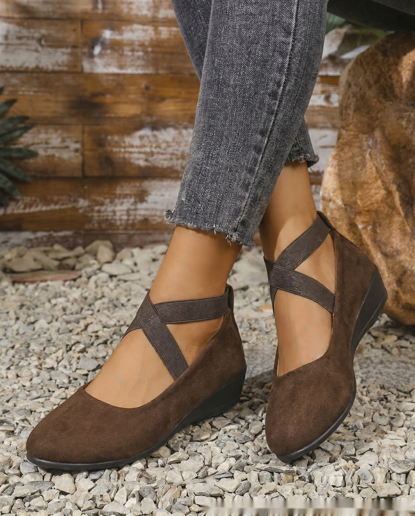 Scarpe Basse con Zeppa e Cinturini Incrociati in Camoscio