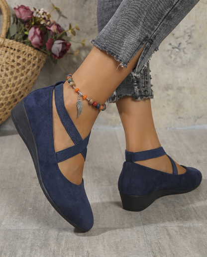Scarpe Basse con Zeppa e Cinturini Incrociati in Camoscio